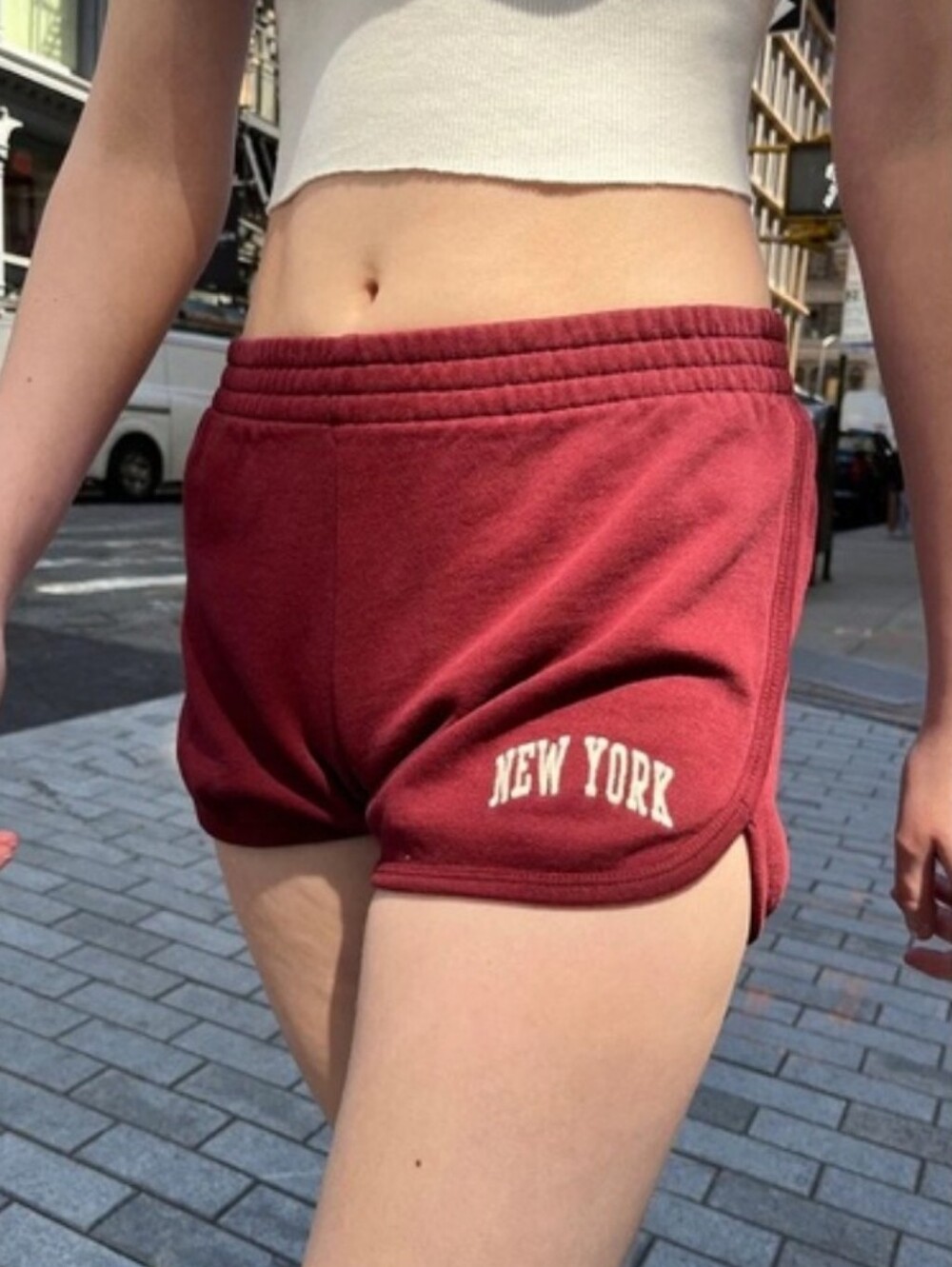 BRANDY MELVILLE - NEW YORK SWEATSHORTS (BURGUNDY)